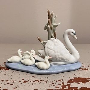 Lladro 5733 Retired 2004 Follow Me Mother Swan with Babies Porcelain Figurine